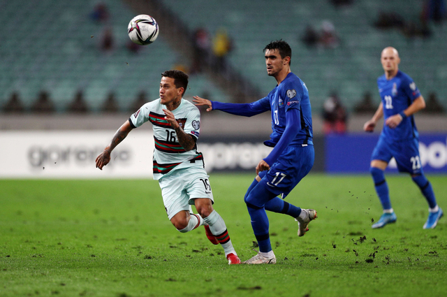 Pemain Portugal Otavio duel dengan pemain Azerbaijan Bayramov saat kualifikasi Piala Dunia antara Azerbaijan vs Portugal di Stadion Olimpiade Baku, Baku, Azerbaijan. Foto: Aziz Karimov/Reuters