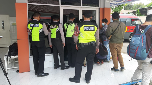 Sejumlah polisi di ruang jenazah tempat korban kebakaran Lapas 1 Tangerang di RSUD Kabupaten Tangerang, Rabu (8/9). Foto: kumparan