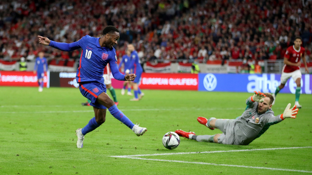 Raheem Sterling dari Inggris mencetak gol saat hadapi Hungaria pada Piala Dunia di Puskas Arena, Budapest, Hongaria, Kamis (2/9). Foto: Carl Recine/REUTERS