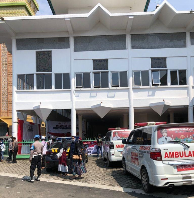 Sempat Membludak, Kerumunan Vaksinasi di Masjid Al-Furqon Ditertibkan (2)