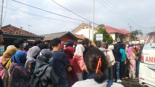 Sempat Membludak, Kerumunan Vaksinasi di Masjid Al-Furqon Ditertibkan (3)