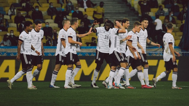 Timnas Jerman merayakan gol Ginter ke gawang Ukraina. Foto: Timnas Jerman via Twitter