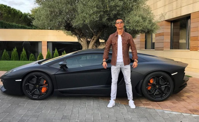 Cristiano Ronaldo dengan Lamborghini Aventador miliknya.  Foto: Instagram/@cristiano