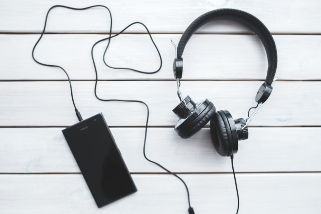 Ilustrasi mendengarkan musik. (Foto: Pixabay)