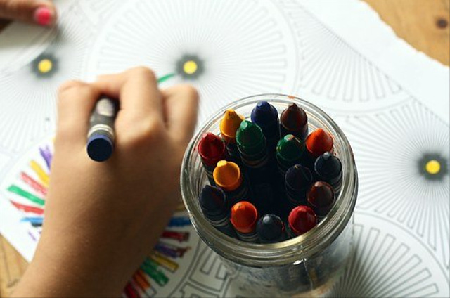 Ilustrasi cara mengajari anak menggambar dan mewarnai. Foto: Pixabay