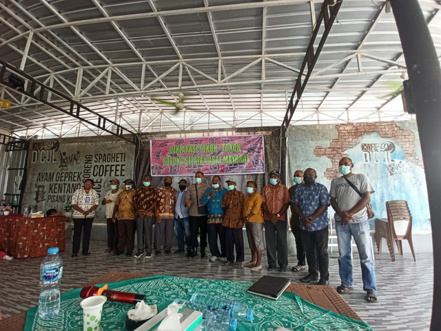 Ketua LMA Maybrat Berlinang Air Mata Mengutuk Serangan terhadap TNI (250374)