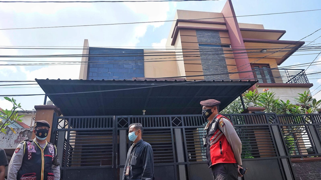 Polisi melakukan penjagaan di depan rumah Heryanty, anak bungsu Akidi Tio di Palembang. (foto: Ary Priyanto/Urban Id)