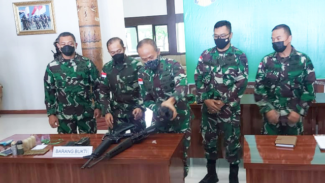 Pangdam XVII/Cenderawasih, Mayjen TNI Ignatius Yogo Triyono menunjukan senjata api yang didapat dari teroris Papua di Kabupaten Pegunungan Bintang. (BumiPapua.com/Qadri Pratiwi) 