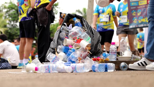Ilustrasi peran para pemulung untuk pelestarian lingkungan dengan mengumpulkan sampah plastik. Sumber: Pixabay
