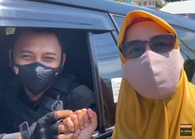 Viral momen seorang anggota Paspampres bertemu dengan ibunya di pinggir jalan saat bertugas. (Foto: YouTube/ @Jombang Channel)