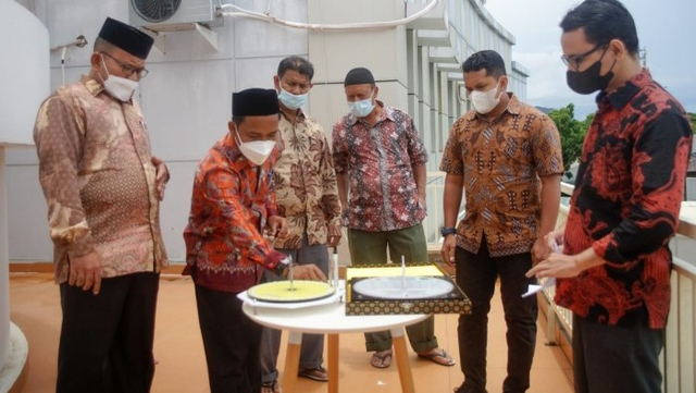 Tim Falakiyah Kemenag Aceh melakukan kalibrasi waktu salat saat fenomena hari tanpa bayangan, Rabu (8/9/2021). Foto: Dok. Kemenag Aceh