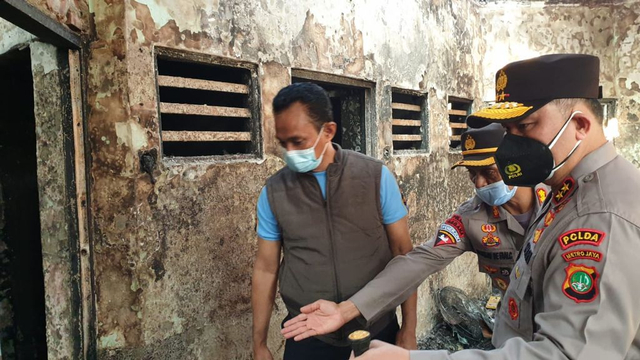 Kapolda Metro Jaya Irjen Pol Fadil Imran meninjau lokasi sel yang terbakar di Lapas Tangerang. Foto: Dok. Istimewa