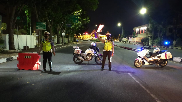ANGGOTA Polantas Polda Riau saat bertugas menyekat jalan selama PPKM Level 4 Kota Pekanbaru, belum lama ini. 