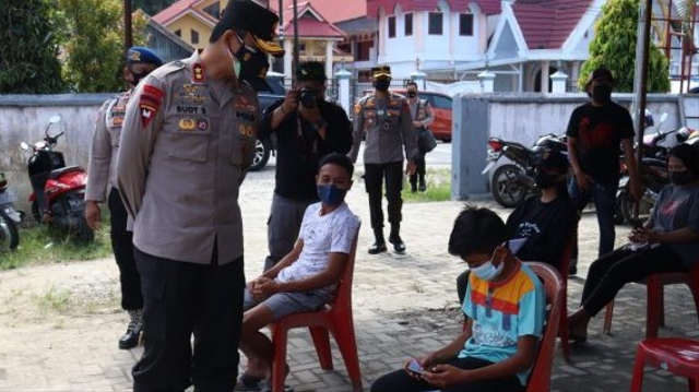 Irjen Pol Rudy Sufahriadi pantau vaksinasi di Poso, Sulawesi Tengah, Rabu, 8 September 2021. Foto: Istimewa