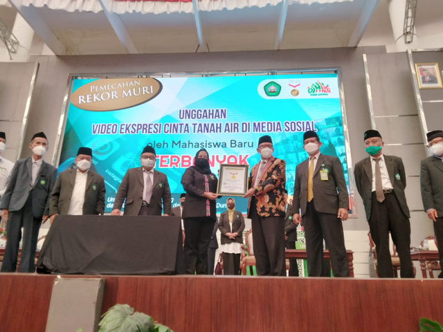 Penerimaan piagam rekor MURI ke-9 dalam penutupan Orientasi Studi dan Kehidupan Kampus Bagi Mahasiswa Baru (Oshika Maba) Universitas Islam Malang (Unisma) 2021. foto/feni