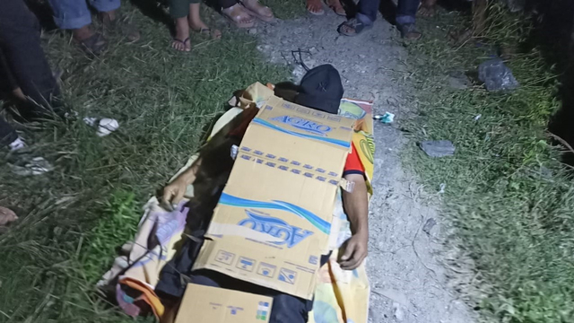 Jenazah seorang pensiunan PNS di Palu yang ditemukan tewas Gantung Diri di lokasi bekas Likuefaksi, Kelurahan Petobo, Kecamatan Palu Selatan, Kota Palu, Sulawesi Tengah, Rabu (8/9) malam. Foto: Istimewa