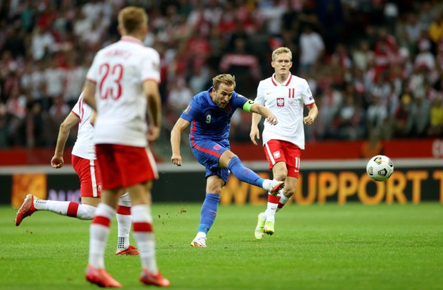 Pemain Inggris Harry Kane mencetak gol pertama saat Kualifikasi Piala Dunia Polandia vs Inggris di PGE Narodowy, Warsawa, Polandia. Foto: Kacper Pempel/Reuters
