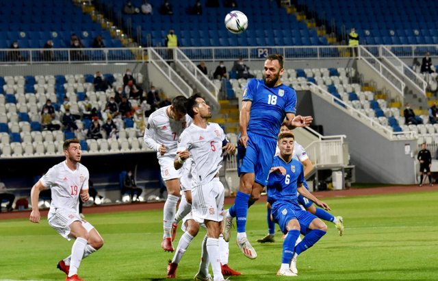 Pemain Kosovo Vedat Muriqi duel dengan pemain Spanyol Sergio Busquets saat kualifikasi Piala Dunia Kosovo vs Spanyol di Stadion Fadil Vokrri, Pristina, Kosovo. Foto: Laura Hasani/Reuters