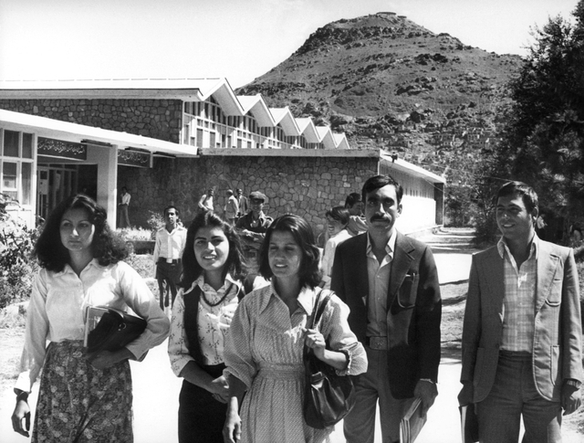 Siswa perempuan dan laki-laki Afghanistan berjalan di pusat kota Kabul pada tahun 1981. Foto: AFP PHOTO/BTA