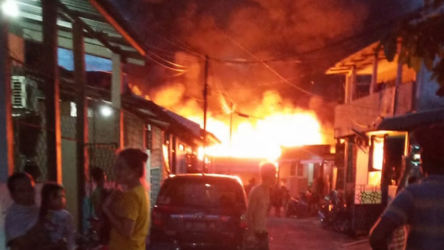 Kebakaran di kawasan Rumah Liar di Baloi Mas Indah, Batam, Rabu (8/9) malam. Foto: Zalfirega/kepripedia.com.