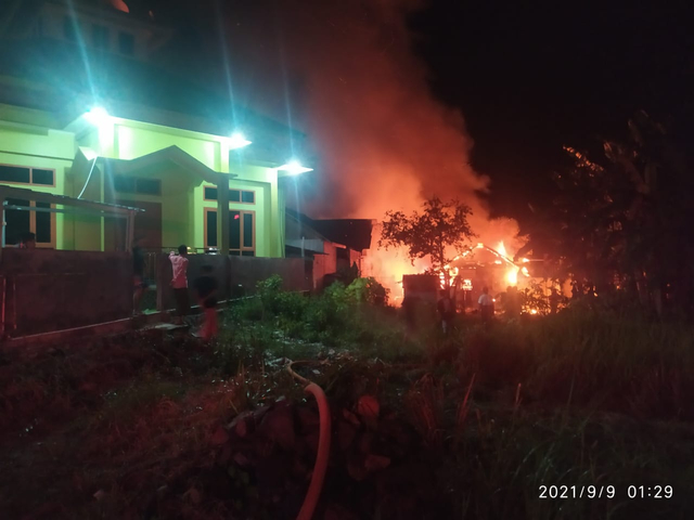 Kobaran api membara di rumah milik Madruji (37) dan Dawi (35) yang berada di Kelurahan Madurejo, PangkalanBun, Kotawaringin Barat/InfoPBUN/foto: IST