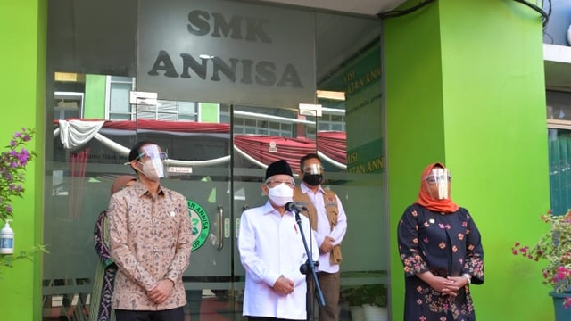 Wakil Presiden Ma'ruf Amin tinjau vaksinasi corona di SMK Kesehatan Annisa, Bogor, Rabu (9/9).
 Foto: Setwapres