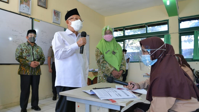 Wakil Presiden Ma'ruf Amin meninjau pelaksanaan PTM di SMP Negeri 1 Citeureup, Bogor, Rabu (9/9).
 Foto: Setwapres