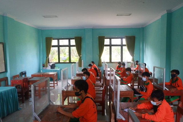 Persiapan ruang kelas di SMPN 34 Bandar Lampung jelang PTM terbatas di masa pandemi COVID-19, Kamis (9/9) | Foto : Sidik Aryono/ Lampung Geh
