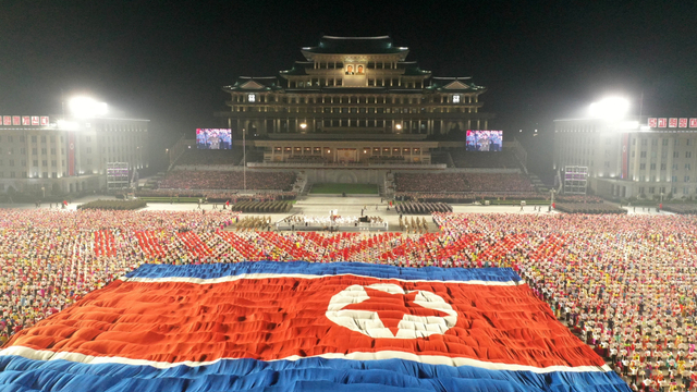 Parade paramiliter untuk menandai ulang tahun ke-73 republik di alun-alun Kim Il Sung di Pyongyang, Korea Utara, Kamis (9/9). Foto: KCNA via REUTERS