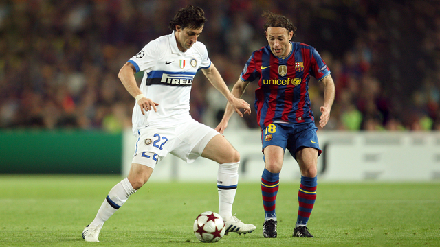 Pemain Inter Milan, Diego Milito (kiri) berusaha melewati Gabriel Milito dari Barcelona. Foto: Reuters