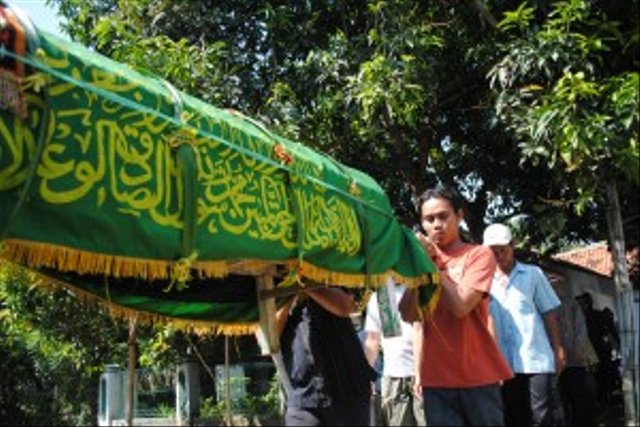 Bacaan dan Arti Niat Memandikan Jenazah bagi orang Islam | kumparan.com