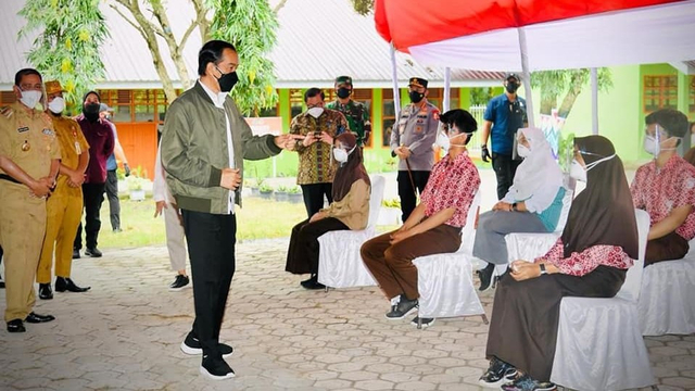 Presiden Joko Widodo meninjau vaksinasi COVID-19 bagi pelajar di SMAN 3 Kabupaten Wajo, Sulawesi Selatan. Foto: Dok. Biro Pers Sekretariat Presiden