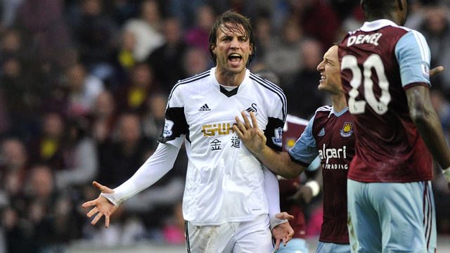 Michu (kiri) dari Swansea City memprotes Guy Demel dari West Ham United dalam pertandingan sepak bola Liga Premier Inggris di Stadion Liberty di Swansea, Wales, 27 Oktober 2013. Foto: REUTERS/Rebecca Naden