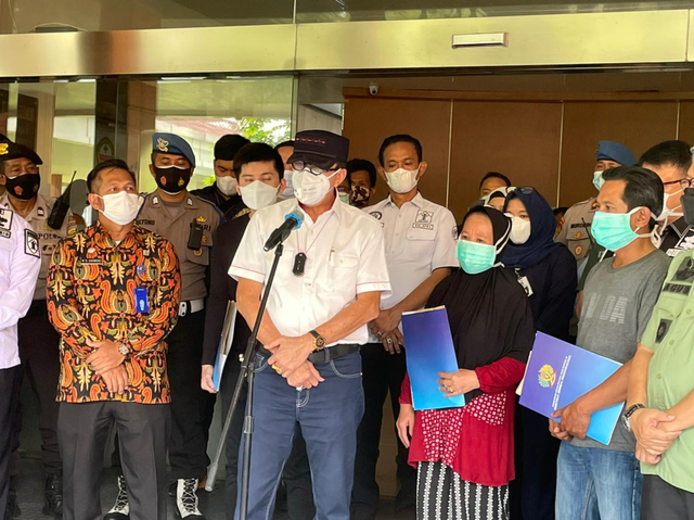 Menkumham Yasonna Laoly menyerahkan santunan kepada keluarga korban meninggal kebakaran Lapas Tangerang. Foto: Dok. Nadine Azura