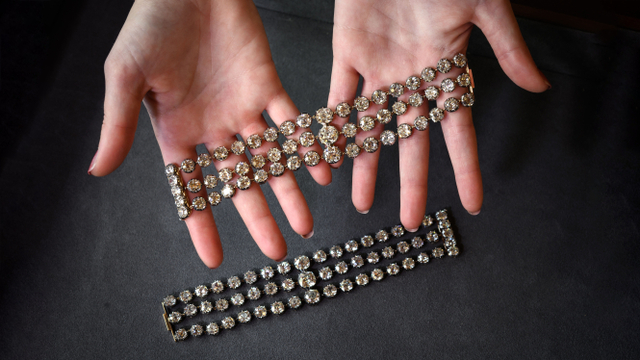Dua gelang milik Ratu Prancis Marie-Antoinette dihiasi dengan tiga baris 112 berlian tua. Foto: Offrini / AFP