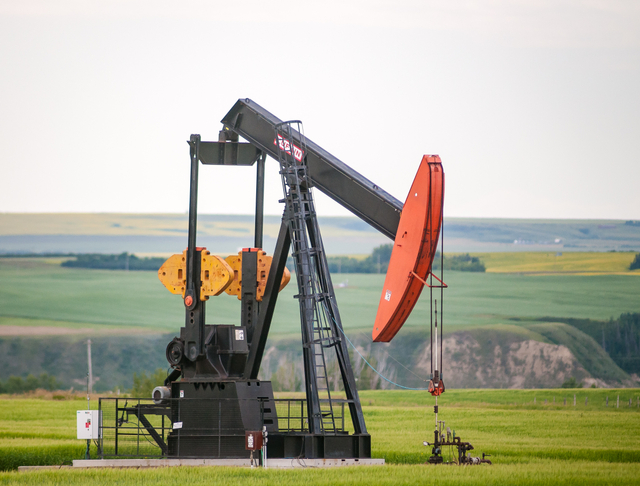 Penampakan Pumpjack (sumber : https://unsplash.com/photos/R5Ob28wpWzo)