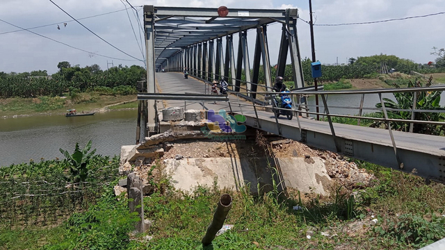 Kondisi Jembatan Glendeng di Desa Simo Kecamatan Soko Kabupaten Tuban, yang ditutup total karena sedang dibangun. (foto: istimewa)