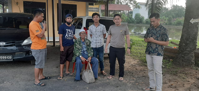 Kakek pembawa uang Rp 150 juta di Kabupaten Pali, Sumsel. (foto: dok. istimewa)