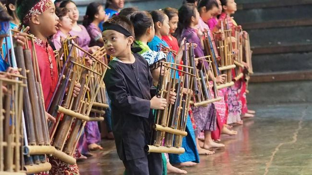 Ilustrasi membawakan lagu-lagu daerah di Indonesia dengan iringan alat musik tradisional. Sumber: Kemdikbud