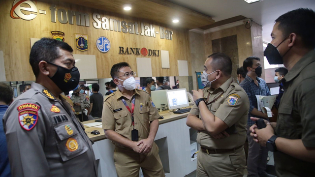 Satgas Sapu Bersih Pungutan Liar (Saber Pungli) melakukan pengawasan di Kantor Samsat, Jakarta, Kamis (9/9). Foto: PPID DKI Jakarta