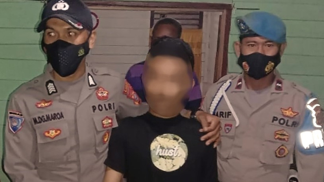 Seorang pemuda berinisial EB (20), di Kelurahan Lamo, Kecamatan Batui, Kabupaten Banggai, Sulawesi Tengah, ditangkap usai menikam pamannya sendiri. Foto: Istimewa