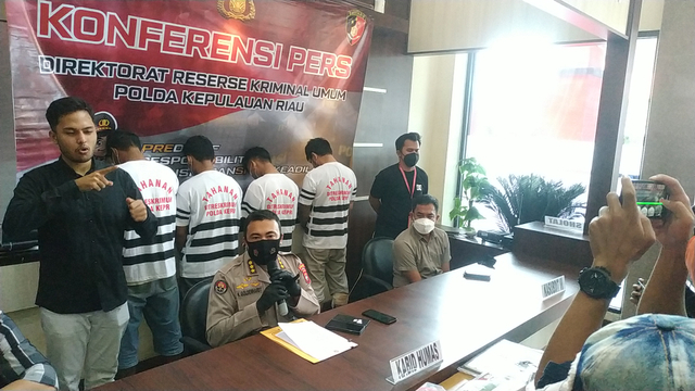 Polisi menggelar konferensi pers penangkapan kelima pelaku pencurian di Kota Batam. Foto: Rega/kepripedia.com