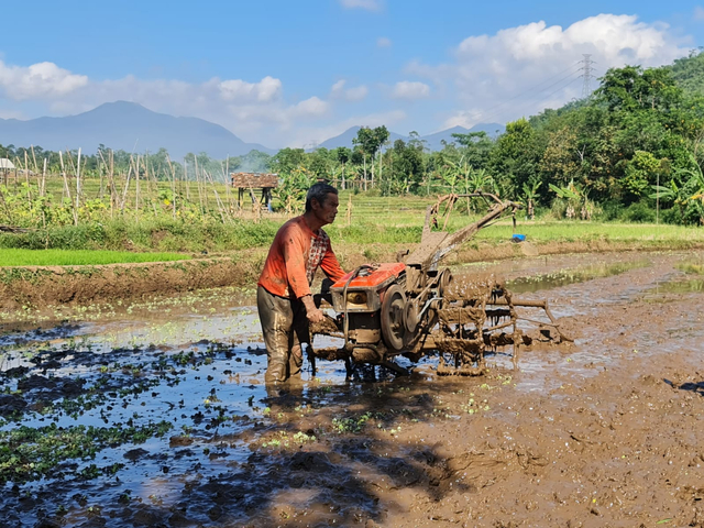Pemanfaatan alsintan oleh petani Cianjur. Foto: Dok. Kementan