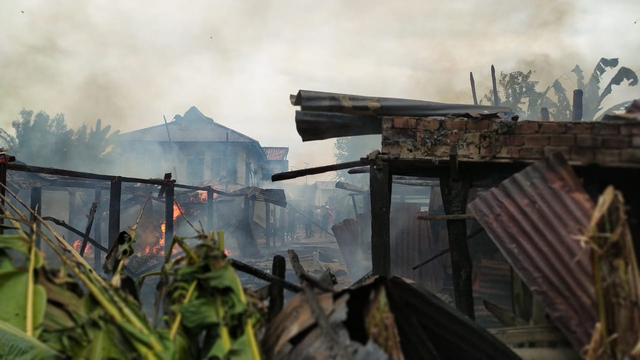 Kebakaran di Keleruahan legok, 3 rumah terbakar. (Foto: Jambikita.id)