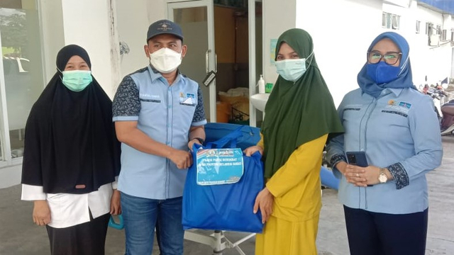 Pengurus Partai Demokrat Sulawesi Barat membagikan paket sembako ke tenaga kesehatan. Foto: Dok. Istimewa