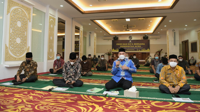 Sekda Aceh Taqwallah (batik biru) beserta para Asisten, Staf Ahli Gubernur dan Kepala SKPA mengikuti zikir dan doa bersama memohon dijauhkan dari wabah dan bencana COVID-19, yang diikuti seluruh ASN Pemerintah Aceh secara virtual, Kamis (9/9). Foto: Humas Setda Aceh