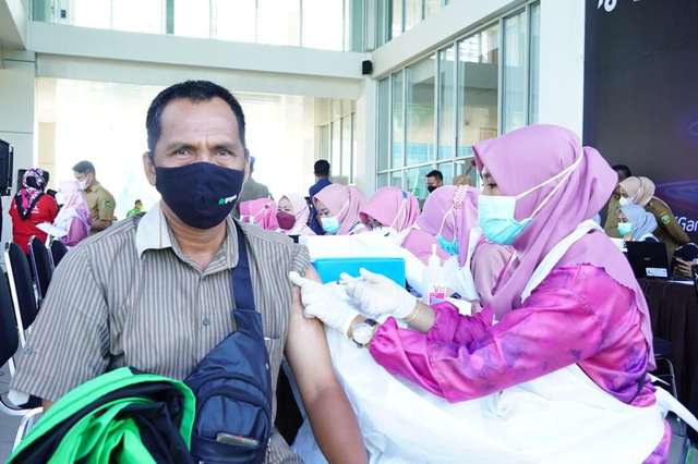 Vaksinasi COVID-19 bagi pengemudi ojol di Palembang. (foto: istimewa)