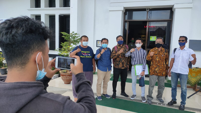 Sejumlah aktivis antikorupsi yang mengajukan gugatan praperadilan berfoto bersama usai sidang putusan di Pengadilan Negeri Tegal, Kamis (9/9/2021). (setyadi/panturapost.com)