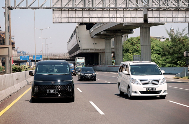 Hyundai Staria dan kompetitornya Toyota Alphard. Foto: Ghulam Muhammad Nayazri / kumparanOTO