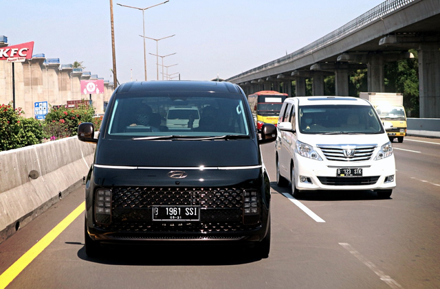 Hyundai Staria dan kompetitornya Toyota Alphard.  Foto: Ghulam Muhammad Nayazri / kumparanOTO